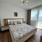 Mirrart House - просторен луксозен - 3 спални - 2 бани - център Apartament