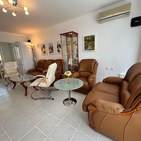 Mirrart House - просторен луксозен - 3 спални - 2 бани - център Apartament