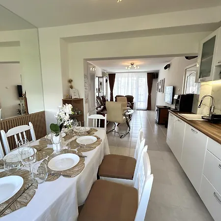 Mirrart House - просторен луксозен - 3 спални - 2 бани - център Apartament