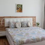 Apartment Mirrart House - просторен луксозен - 3 спални - 2 бани - център