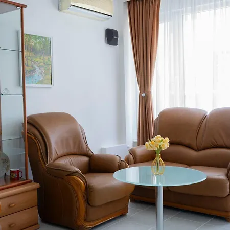 Mirrart House - просторен луксозен - 3 спални - 2 бани - център Lägenhet