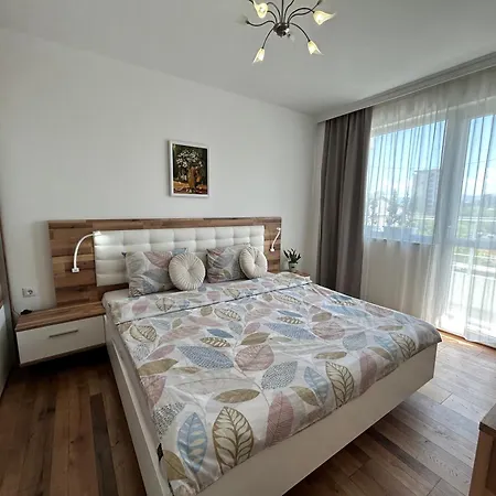 Mirrart House - просторен луксозен - 3 спални - 2 бани - център Lägenhet