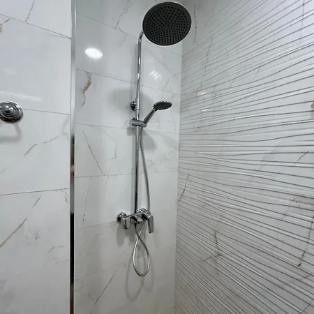 Mirrart House - просторен луксозен - 3 спални - 2 бани - център Lägenhet
