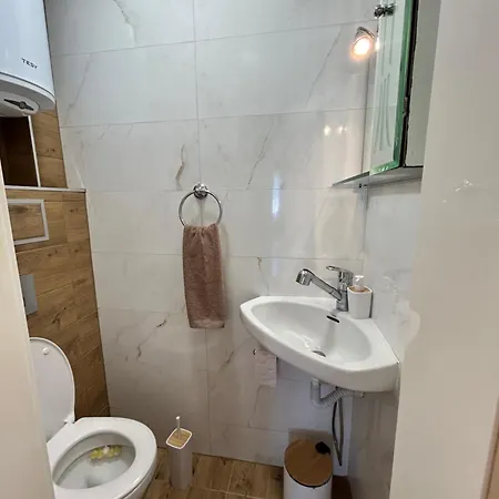 Апартамент Mirrart House - просторен луксозен - 3 спални - 2 бани - център