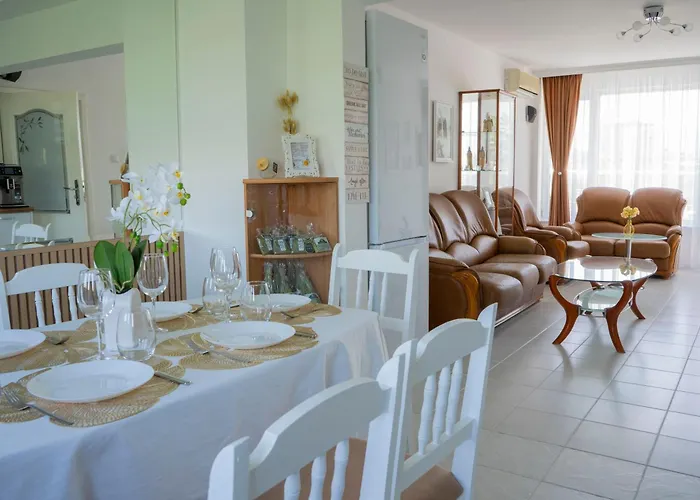 Mirrart House - просторен луксозен - 3 спални - 2 бани - център *