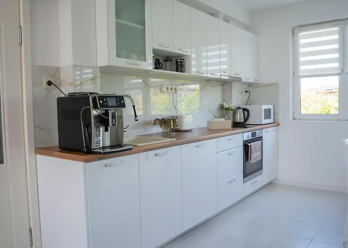 Mirrart House - просторен луксозен - 3 спални - 2 бани - център Apartment *