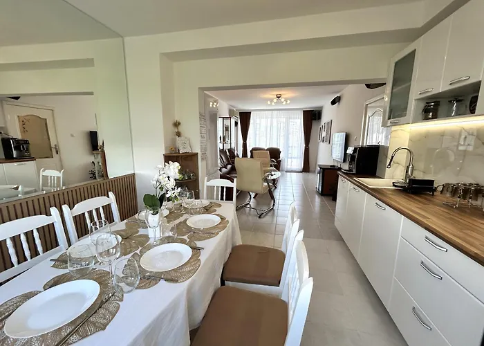 Mirrart House - просторен луксозен - 3 спални - 2 бани - център Apartment